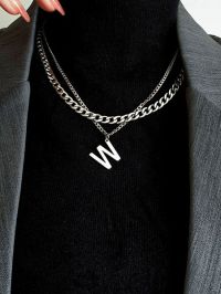 « Descubre el Estilo Urbano con el Collar de Cadena Cubana de Acero Inoxidable Letra M – Kaylee: La Joya Definitiva del Hip-Hop »