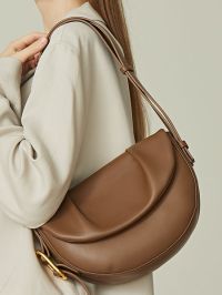 « Descubre el Encanto Otoñal con Bolso Piel Bolso Bandolera Mujer: Bolsos de Piel Italianos en Negro, Caramelo y Blanco »