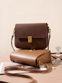 « Descubriendo la Elegancia: El Bolso Cruzado Marrón Estructurado Minimalista – Zoey »