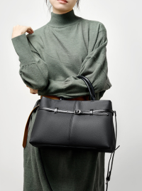 « Descubriendo la Elegancia del Bolso de Cuero 023: Classic Black Tote con Diseño Sofisticado »