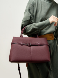 « Descubriendo la Elegancia: Classic Black Tote con Diseño Sofisticado – Bolso de Cuero 023 »