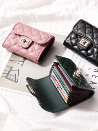 « Descubre la Sofisticación en tu Bolsillo con el Elegante Tarjetero de Cuero Acolchado – Card Holder 002 »