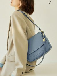 « Descubre la Elegancia y Versatilidad del Bolso Bandolera de Piel Azul/Blanco – Everly »