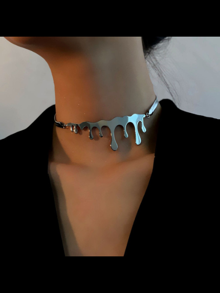 Gargantilla Raya: El Collar Dorado Perfecto para el Verano