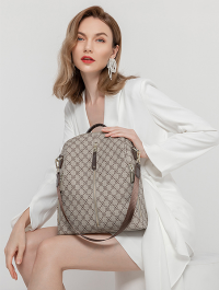 « Descubre el Lujo y Estilo del Mochila Backpack 003 con Detalles Dorados »