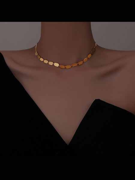 El Collar Perfecto para Brillar este Verano: Gargantilla Dorada Elegante