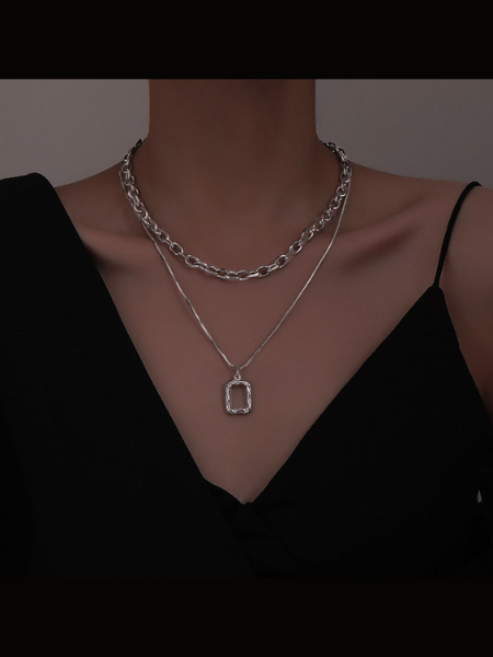Collares de Acero que Elevan tu Look Veraniego con Estilo